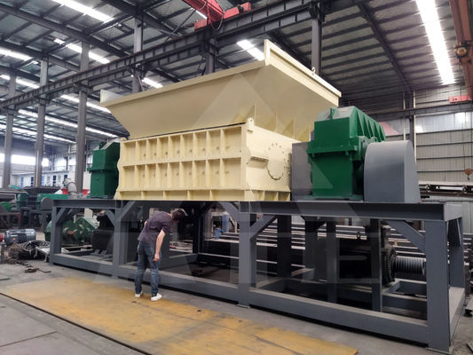 50kW διπλό άξονα θραυστήρας για πλαστικά μπουκάλια ελαστικά φορτηγών και μεταλλικά σκουπίδια ανακύκλωση