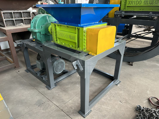 Υποστήριξη προσαρμογής πλαστικού Mini Double Shaft Shredder Wood Shredder Machine από τη Famous Motor
