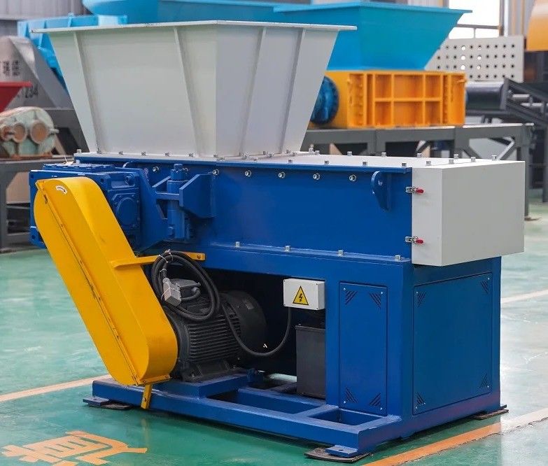 200-8000 kg/h παραγωγική ικανότητα Σπαστική μηχανή για σκούπα και απόβλητα ινών ένδυσης